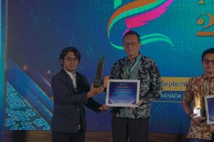 VP Sekretaris Perusahaan Bio Farma (kanan) Bambang Heriyanto menerima penghargaan pada ajang IWEB Award (17/9)