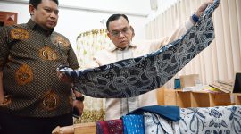Ketua Komisi VII DPR RI, Saleh partaonan Daulay dan Anggota Komisi VII DPR RI Ilham Permana saat meninjau hasil karya batik pada kunjungan spesifik Komisi VII DPR RI ke Balai Besar Kerajinan Dan Batik Yogyakarta, Senin (11/11/2024)