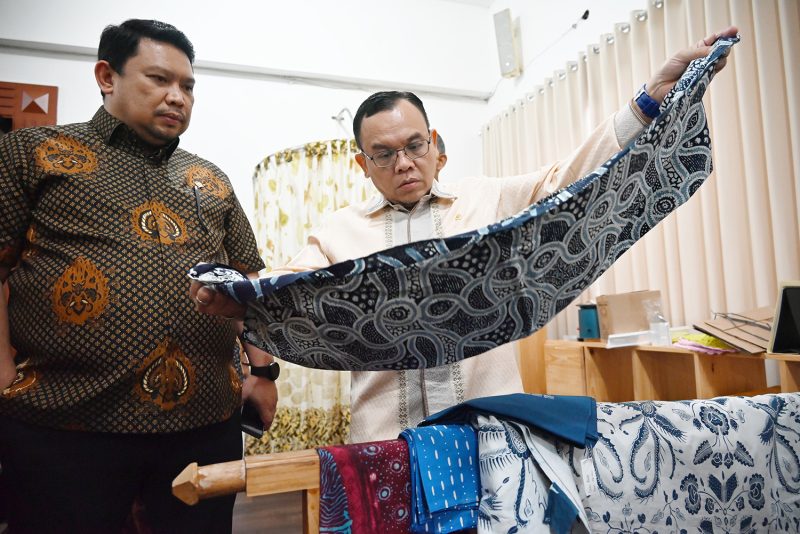 Ketua Komisi VII DPR RI, Saleh partaonan Daulay dan Anggota Komisi VII DPR RI Ilham Permana saat meninjau hasil karya batik pada kunjungan spesifik Komisi VII DPR RI ke Balai Besar Kerajinan Dan Batik Yogyakarta, Senin (11/11/2024)