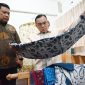 Ketua Komisi VII DPR RI, Saleh partaonan Daulay dan Anggota Komisi VII DPR RI Ilham Permana saat meninjau hasil karya batik pada kunjungan spesifik Komisi VII DPR RI ke Balai Besar Kerajinan Dan Batik Yogyakarta, Senin (11/11/2024)