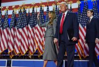 Capres yang diusung Partai Republik, mantan Presiden Donald Trump, Melania Trump, dan Barron Trump tiba untuk memberi sambutan pada malam nobar pemilu, di West Palm Beach, Florida, Rabu, 6 November 2024. (Foto: Evan Vucci/AP Photo)