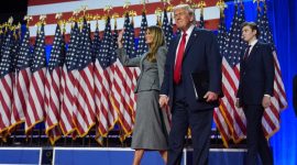 Capres yang diusung Partai Republik, mantan Presiden Donald Trump, Melania Trump, dan Barron Trump tiba untuk memberi sambutan pada malam nobar pemilu, di West Palm Beach, Florida, Rabu, 6 November 2024. (Foto: Evan Vucci/AP Photo)