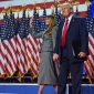 Capres yang diusung Partai Republik, mantan Presiden Donald Trump, Melania Trump, dan Barron Trump tiba untuk memberi sambutan pada malam nobar pemilu, di West Palm Beach, Florida, Rabu, 6 November 2024. (Foto: Evan Vucci/AP Photo)