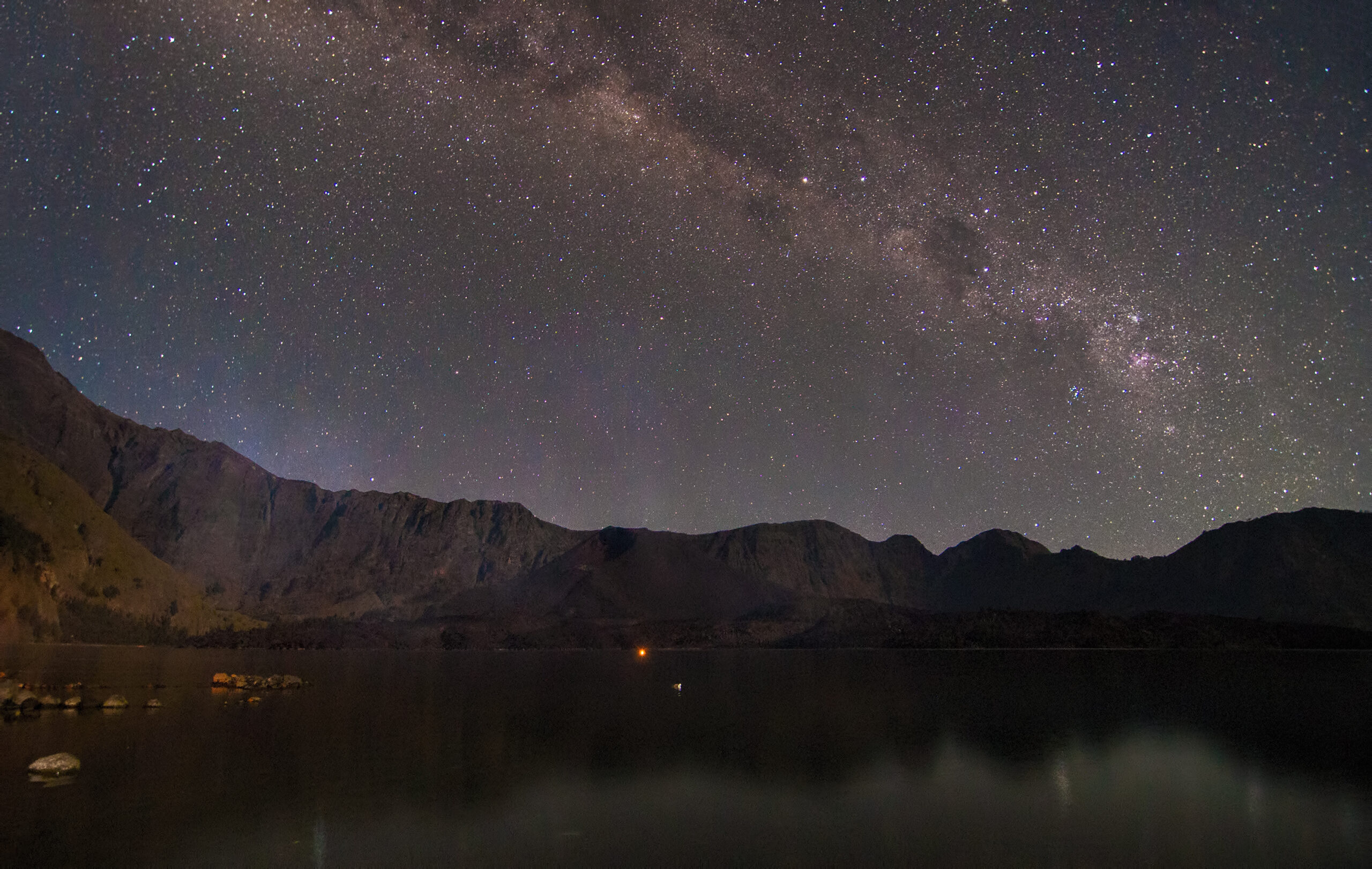 Photo: Landscape Danau Segara Anak (shutterstock.com_salehuddin)