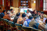 Presiden Prabowo Subianto memimpin rapat terbatas bersama sejumlah menteri Kabinet Merah Putih membahas percepatan hilirisasi nasional di berbagai sektor strategis di Hambalang, Kabupaten Bogor, pada Minggu, 16 Maret 2025. (Foto: BPMI Setpres)