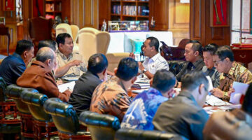 Presiden Prabowo Subianto memimpin rapat terbatas bersama sejumlah menteri Kabinet Merah Putih membahas percepatan hilirisasi nasional di berbagai sektor strategis di Hambalang, Kabupaten Bogor, pada Minggu, 16 Maret 2025. (Foto: BPMI Setpres)