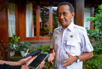 Menteri Energi dan Sumber Daya Mineral Bahlil Lahadalia menyampaikan keterangannya usai mengikuti rapat terbatas yang dipimpin oleh Presiden Prabowo di Hambalang, Kabupaten Bogor, pada Minggu, 16 Maret 2025. (Foto: BPMI Setpres)


