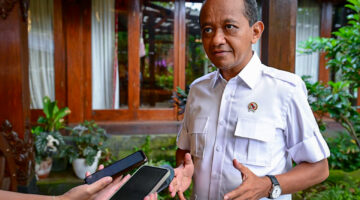 Menteri Energi dan Sumber Daya Mineral Bahlil Lahadalia menyampaikan keterangannya usai mengikuti rapat terbatas yang dipimpin oleh Presiden Prabowo di Hambalang, Kabupaten Bogor, pada Minggu, 16 Maret 2025. (Foto: BPMI Setpres)

