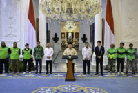 Presiden Prabowo Subianto menyampaikan keterangan persnya terkait kebijakan THR dan bonus hari raya di Istana Merdeka, Jakarta, pada Senin, 10 Maret 2025. (Foto: BPMI Setpres)
