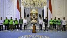 Presiden Prabowo Subianto menyampaikan keterangan persnya terkait kebijakan THR dan bonus hari raya di Istana Merdeka, Jakarta, pada Senin, 10 Maret 2025. (Foto: BPMI Setpres)
