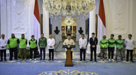 Presiden Prabowo Subianto menyampaikan keterangan persnya terkait kebijakan THR dan bonus hari raya di Istana Merdeka, Jakarta, pada Senin, 10 Maret 2025. (Foto: BPMI Setpres)
