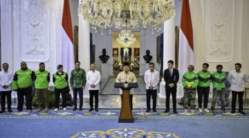 Presiden Prabowo Subianto menyampaikan keterangan persnya terkait kebijakan THR dan bonus hari raya di Istana Merdeka, Jakarta, pada Senin, 10 Maret 2025. (Foto: BPMI Setpres)
