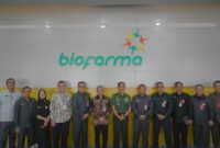 Tenaga Ahli Pengkaji Bidang Kepemimpinan Mayjen TNI Supriyatna (ke-6 dari kanan) saat sedang melakukan kunjungan pada salah satu fasilitas produksi Bio Farma didampingi oleh Komisaris Utama Bio Farma, Tugas Ratmono (ke-6 dari kiri)