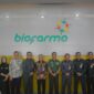 Tenaga Ahli Pengkaji Bidang Kepemimpinan Mayjen TNI Supriyatna (ke-6 dari kanan) saat sedang melakukan kunjungan pada salah satu fasilitas produksi Bio Farma didampingi oleh Komisaris Utama Bio Farma, Tugas Ratmono (ke-6 dari kiri)