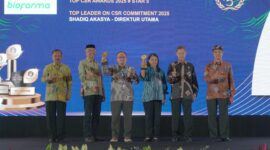 Gambar : Penyerahan penghargaan TOP CSR Awards 2025 dan TOP Leader on CSR Commitment 2025 dari TopBusiness kepada Bio Farma yang diwakili oleh VP. TJSL, HSE, Aset, dan Umum Bio Farma, Tjut Vina Irviyanti (keempat dari kiri), dan VP. TJSL Bio Farma, Sarmedi (ketiga dari kiri)