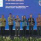 Gambar : Penyerahan penghargaan TOP CSR Awards 2025 dan TOP Leader on CSR Commitment 2025 dari TopBusiness kepada Bio Farma yang diwakili oleh VP. TJSL, HSE, Aset, dan Umum Bio Farma, Tjut Vina Irviyanti (keempat dari kiri), dan VP. TJSL Bio Farma, Sarmedi (ketiga dari kiri)
