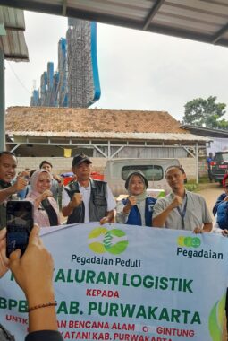 Terjadi Tanah Geser di Purwakarta, Pegadaian Kanwil Jawa Barat Serahkan Bantuan Melalui Pegadaian Peduli