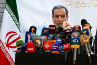 Menteri Luar Negeri Iran Abbas Araghchi berbicara kepada pers setelah bertemu dengan para pejabat Suriah di Kedutaan Besar Iran di Damaskus pada 5 Oktober 2024. Ia turut mengeluarkan peringatan apabila Israel membalas serangan rudal Iran.
© AFP/LOUAI BESHARA