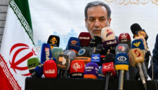 Menteri Luar Negeri Iran Abbas Araghchi berbicara kepada pers setelah bertemu dengan para pejabat Suriah di Kedutaan Besar Iran di Damaskus pada 5 Oktober 2024. Ia turut mengeluarkan peringatan apabila Israel membalas serangan rudal Iran.
© AFP/LOUAI BESHARA