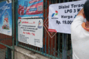 Pemasangan spanduk baru yang berisi keterangan harga HET Gas 3Kg terbaru pada tanggal 16/06/2025