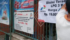Pemasangan spanduk baru yang berisi keterangan harga HET Gas 3Kg terbaru pada tanggal 16/06/2025