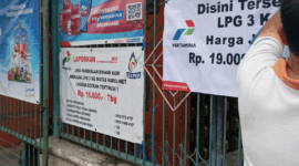 Pemasangan spanduk baru yang berisi keterangan harga HET Gas 3Kg terbaru pada tanggal 16/06/2025
