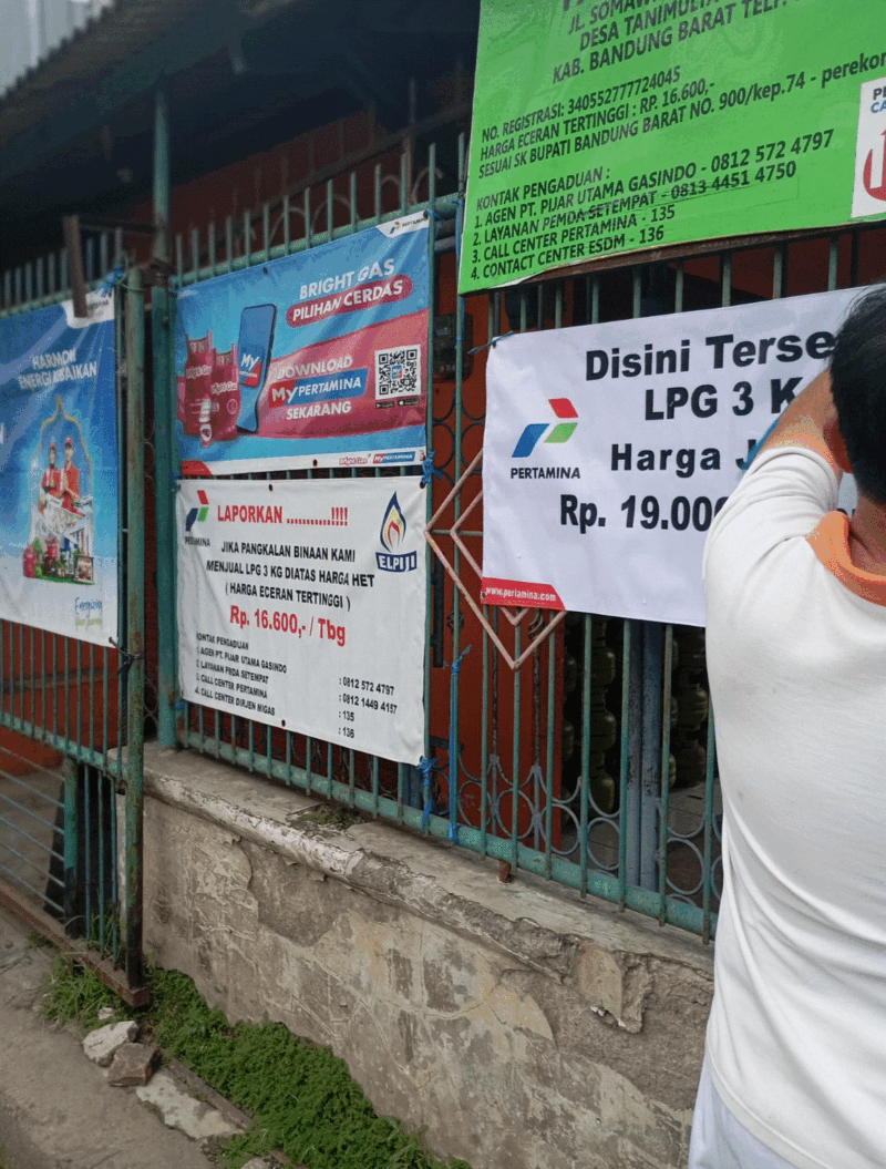 Pemasangan spanduk baru yang berisi keterangan harga HET Gas 3Kg terbaru pada tanggal 16/06/2025
