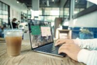 Ilustrasi: Laptop di ruang kelas. Sumber: Unsplash