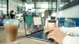 Ilustrasi: Laptop di ruang kelas. Sumber: Unsplash