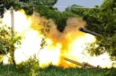 Reuters
Keterangan gambar,Artileri Thailand melepaskan tembakan ke wilayah Kamboja pada hari kedua pertikaian, Jumat (25/07).