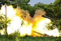 Reuters
Keterangan gambar,Artileri Thailand melepaskan tembakan ke wilayah Kamboja pada hari kedua pertikaian, Jumat (25/07).