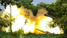 Reuters
Keterangan gambar,Artileri Thailand melepaskan tembakan ke wilayah Kamboja pada hari kedua pertikaian, Jumat (25/07).