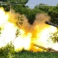 Reuters
Keterangan gambar,Artileri Thailand melepaskan tembakan ke wilayah Kamboja pada hari kedua pertikaian, Jumat (25/07).