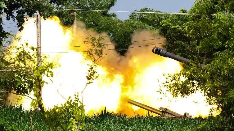 Reuters
Keterangan gambar,Artileri Thailand melepaskan tembakan ke wilayah Kamboja pada hari kedua pertikaian, Jumat (25/07).