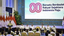 Presiden Prabowo Subianto secara resmi meluncurkan tema dan logo peringatan Hari Ulang Tahun (HUT) ke-80 Kemerdekaan Republik Indonesia (RI) di Istana Negara, Jakarta, pada Rabu, 23 Juli 2025. (Foto: BPMI Setpres)

Read more: https://setkab.go.id/logo-dan-tema-hut-ke-80-kemerdekaan-ri-resmi-diluncurkan-bersatu-berdaulat-untuk-indonesia-maju/
