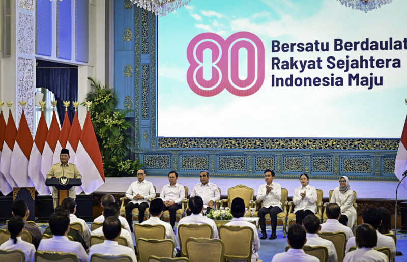 Presiden Prabowo Subianto secara resmi meluncurkan tema dan logo peringatan Hari Ulang Tahun (HUT) ke-80 Kemerdekaan Republik Indonesia (RI) di Istana Negara, Jakarta, pada Rabu, 23 Juli 2025. (Foto: BPMI Setpres)

Read more: https://setkab.go.id/logo-dan-tema-hut-ke-80-kemerdekaan-ri-resmi-diluncurkan-bersatu-berdaulat-untuk-indonesia-maju/
