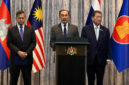 PM Malaysia Anwar Ibrahim didampingi PM Kamboja Hun Manet dan Plt PM Thailand Phumtham Wechayachai memberikan keterangan pers usai perundingan mediasi konflik perbatasan Thailand-Kamboja, di Putrajaya, Malaysia, Senin (28/7/2025). Foto: MOHD RASFAN/Pool via REUTERS