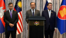PM Malaysia Anwar Ibrahim didampingi PM Kamboja Hun Manet dan Plt PM Thailand Phumtham Wechayachai memberikan keterangan pers usai perundingan mediasi konflik perbatasan Thailand-Kamboja, di Putrajaya, Malaysia, Senin (28/7/2025). Foto: MOHD RASFAN/Pool via REUTERS