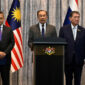 PM Malaysia Anwar Ibrahim didampingi PM Kamboja Hun Manet dan Plt PM Thailand Phumtham Wechayachai memberikan keterangan pers usai perundingan mediasi konflik perbatasan Thailand-Kamboja, di Putrajaya, Malaysia, Senin (28/7/2025). Foto: MOHD RASFAN/Pool via REUTERS