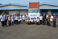Seremonial Pelepasan Ekspor Produk Farmasi PT Indofarma Tbk Ke Afghanistan Hikmat Hanifi Ltd oleh Direktur Sales Bio Farma Group Kamelia Faisal (ke-2 dari kiri) dan President Director Afghanistan Hikmat Hanifi Ltd, Hikmatullah Hanifi (kanan) (15/7)