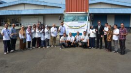 Seremonial Pelepasan Ekspor Produk Farmasi PT Indofarma Tbk Ke Afghanistan Hikmat Hanifi Ltd oleh Direktur Sales Bio Farma Group Kamelia Faisal (ke-2 dari kiri) dan President Director Afghanistan Hikmat Hanifi Ltd, Hikmatullah Hanifi (kanan) (15/7)