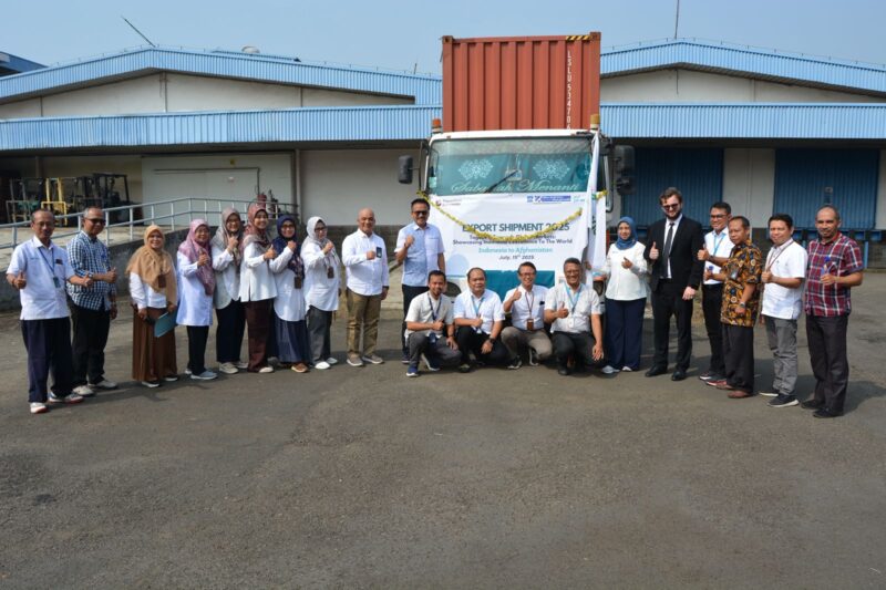 Seremonial Pelepasan Ekspor Produk Farmasi PT Indofarma Tbk Ke Afghanistan Hikmat Hanifi Ltd oleh Direktur Sales Bio Farma Group Kamelia Faisal (ke-2 dari kiri) dan President Director Afghanistan Hikmat Hanifi Ltd, Hikmatullah Hanifi (kanan) (15/7)