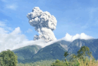 Gunung Marapi di Sumbar meletus, Selasa (12/8/2025).
© Foto: PGA Marapi