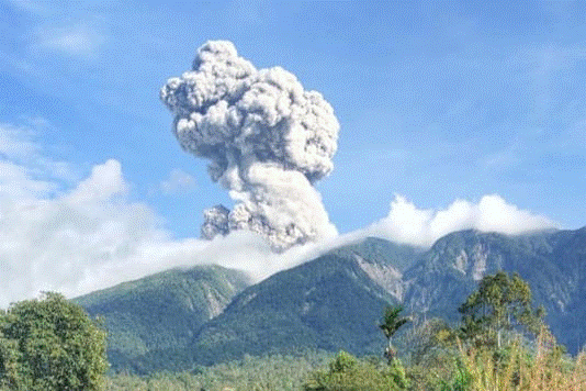 Gunung Marapi di Sumbar meletus, Selasa (12/8/2025).
© Foto: PGA Marapi