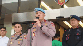 Kadiv Propam Polri Irjen Pol. Abdul Karim (tengah) berbicara dalam konferensi pers di Gedung Propam Polri, Jakarta, Jumat (29/8/2025).