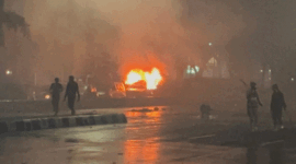 Massa membakar mobil di depan Mako Brimob