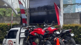 Dua motor Ducati (Multistrada V4 dan StreetFighter V4) yang diangkut ke Gedung KPK dengan mobil bak terbuka