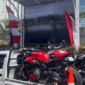 Dua motor Ducati (Multistrada V4 dan StreetFighter V4) yang diangkut ke Gedung KPK dengan mobil bak terbuka
