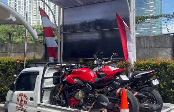 Dua motor Ducati (Multistrada V4 dan StreetFighter V4) yang diangkut ke Gedung KPK dengan mobil bak terbuka