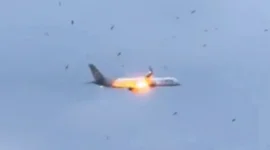 Pesawat Boeing 757-300 milik Condor Airways yang membawa 273 penumpang dan 8 awak mengalami kerusakan mesin kanan tak lama setelah lepas landas dari Bandara Corfu